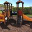 Smart playhouse with slide in un ambiente di parco