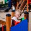 Bambino che gioca in Smart playhouse with slide.