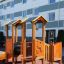 Smart playhouse with slide in un'area residenziale.