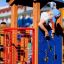 Bambino che gioca in un Smart playhouse with slide in un parco giochi