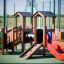 Smart playhouse with slide in un ambiente di parco giochi all'aperto