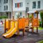 Rubik playhouse with slide in un parco giochi residenziale