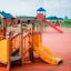 Rubik playhouse with slide in un parco giochi all'aperto.