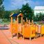 Rubik playhouse with slide su un parco giochi arancione.