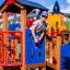 Bambino che gioca su Rubik playhouse with slide al parco giochi.