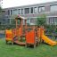 Rubik playhouse with slide in un parco giochi.