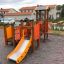 Rubik playhouse with slide in un parco giochi.
