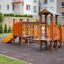 Rubik playhouse with slide in un moderno parco giochi
