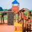 Rubik playhouse with slide in un colorato parco giochi all'aperto.