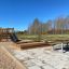 Struttura in legno Sandpit con scivolo e scala da arrampicata in un parco giochi all'aperto.