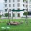 Sandpit con parasole in un moderno parco residenziale