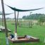 Bambini che giocano nel parco giochi Sandpit sotto la copertura.