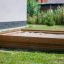 Sabbiere in legno in un giardino.