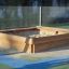 Sandpit in legno per bambini in un parco giochi.