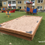 Sandpit in un parco giochi situato davanti a edifici residenziali