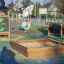 Sandpit in legno in un colorato parco giochi all'aperto.