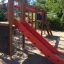 Zebra single slide in un parco giochi con scivolo rosso e elementi da arrampicata