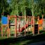 Parco giochi Zebra single slide con strutture da arrampicata in legno e scivolo rosso