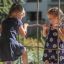 Due ragazze che giocano su Grocer's single slide attrezzatura da parco giochi