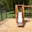 Scivolo singolo per bambini in un parco giochi.