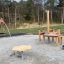 Attrezzatura da gioco Daisy di Lars Laj in un parco all'aperto.