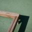 Struttura in legno 'Balance' posizionata su una superficie verde.