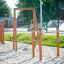 Set di barre per stretching all'aperto in un parco giochi.