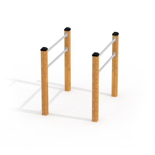 Parallel bar con pali in legno e pioli in metallo.