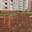 Parallel bar attrezzatura per esercizi all'aperto in un'area giochi con pavimentazione in trucioli di legno