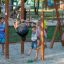 Bambini che giocano su Training rack wooden ladder attrezzatura da gioco all'aperto