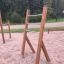 Rastrelliera di allenamento all'aperto in legno con struttura a scala in un parco.