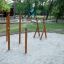 Training rack wooden ladder in un'area giochi all'aperto con superficie in sabbia