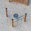 Attrezzatura da gioco Training twist & sit con pali in legno e barre metalliche su terreno sabbioso.