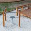 Attrezzatura da gioco Training twist & sit con piattaforma in legno e barre metalliche su terreno sabbioso