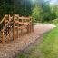 Struttura da parco giochi in legno per esterni Bridge in un contesto di parco naturale.