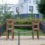 Arrampicata da parco giochi in legno Bridge per bambini in un moderno complesso residenziale.