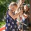 Bambini che giocano sulla struttura da arrampicata Kiosk.