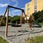 Set da gioco all'aperto con altalena e scivolo in un'area giardino.