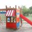 Struttura da gioco Kiosk con scivolo rosso e rete da arrampicata.