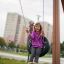 Ragazza che si dondola su Single Swing with Tower single slide in un parco