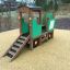 Struttura da arrampicata Tractor per parco giochi con scivolo su superficie in gomma