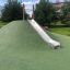 Hill Slide STS 180 su una collina artificiale verde in un contesto di parco