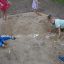 Bambini che giocano in un Dino sandbox base, scavando ed esplorando.