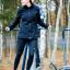 Donna che usa l'attrezzatura fitness all'aperto Set 2 in un parco.