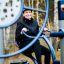 Donna che si allena su attrezzature da palestra all'aperto Set 6 in un parco.