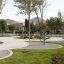 Area fitness all'aperto con attrezzature Set 6 e dintorni verdi.