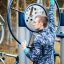 Uomo che utilizza attrezzature per fitness all'aperto Set 6 in un parco.