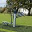 Attrezzature per fitness all'aperto Set 7 installate su un prato verde.