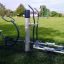 Attrezzatura fitness da esterno Set 8 su un campo verde.