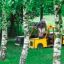 Veicolo da parco giochi Taxi in legno con bambino che gioca all'interno sull'erba verde